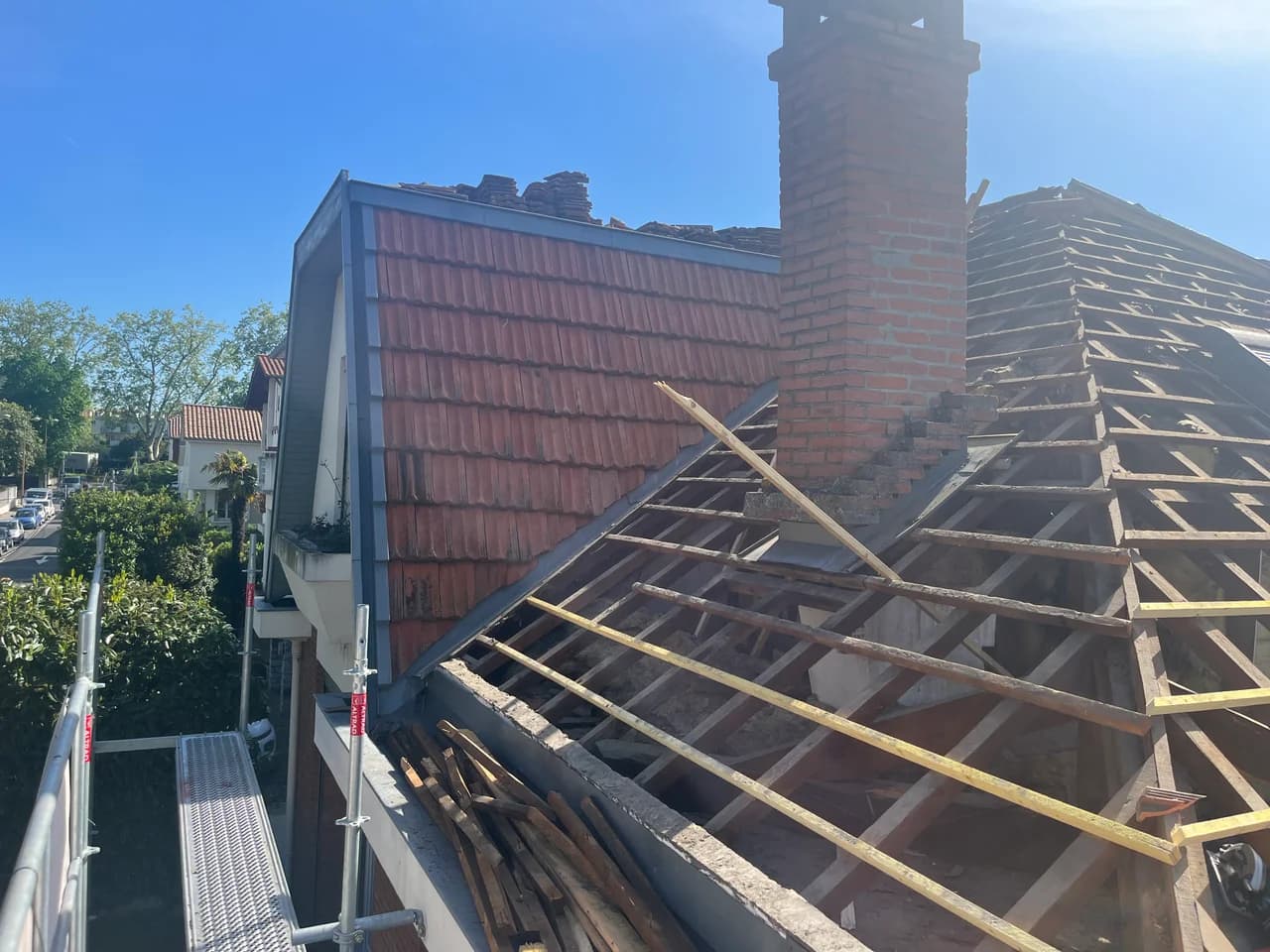 Chantier de rénovation de toiture en tuiles à Toulouse avec charpente et liteaux apparents par artisan Couvreur Toulouse
