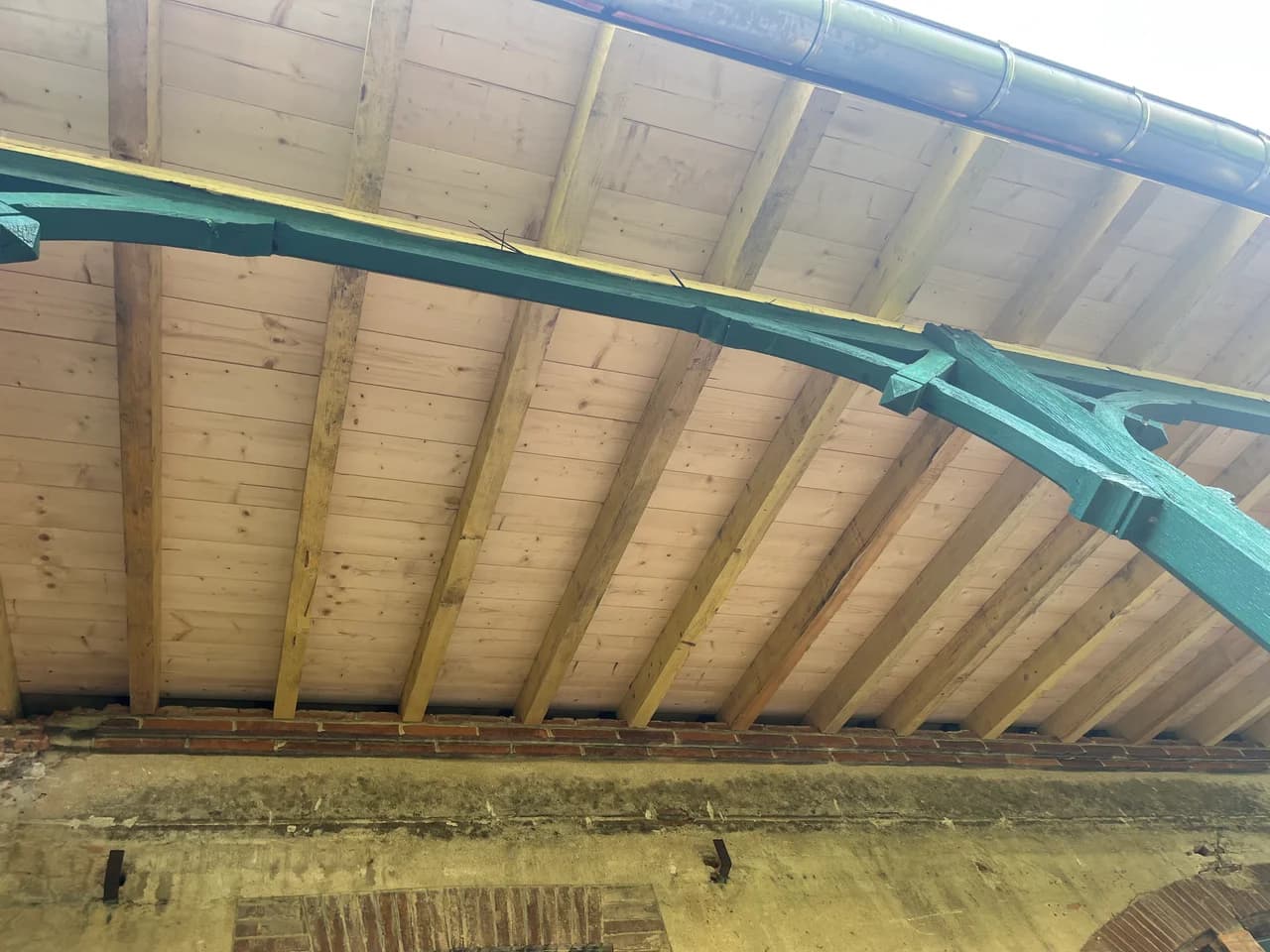 Chantier d'isolation et aménagement de combles par Couvreur Toulouse avec isolation laine de verre