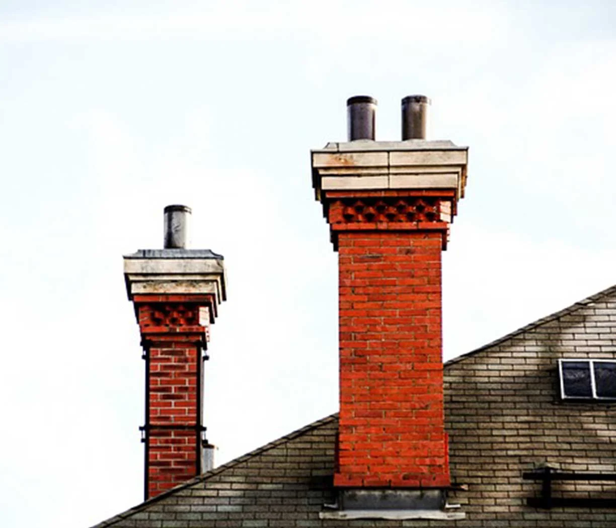Cheminées en briques et souches maçonnées sur toiture de maison individuelle pour Couvreur Toulouse