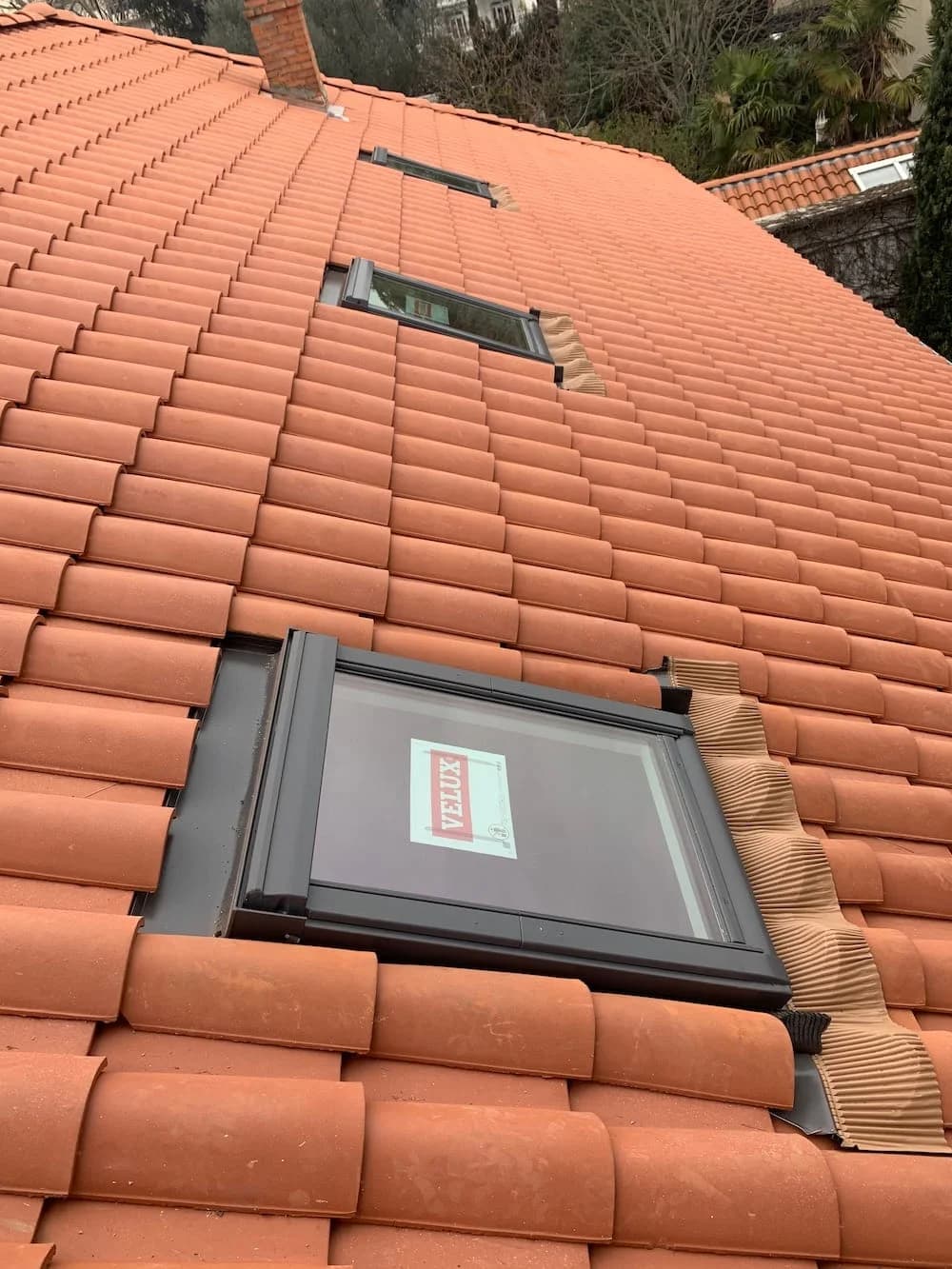 Toiture en tuiles romanes avec fenêtres de toit intégrées, réalisation Couvreur Toulouse à Toulouse